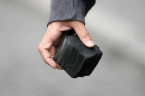 Schwarzer Block in Frankfurt. Mit schwarzen Pflastersteinen bewaffnet