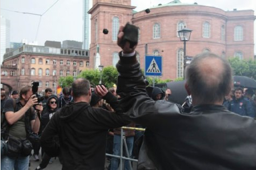 Steine fliegen aus dem Schwarzen Block in Frankfurt gegen Petra Roth und Angela Merkel